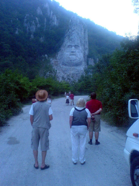 File:Decebalus statue.jpg