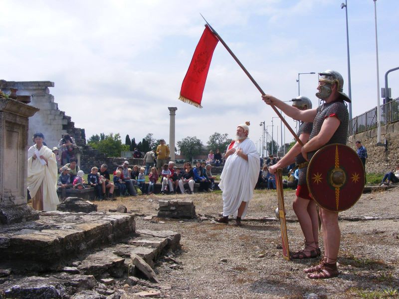 File:Floralia2013Aquincum2.jpg