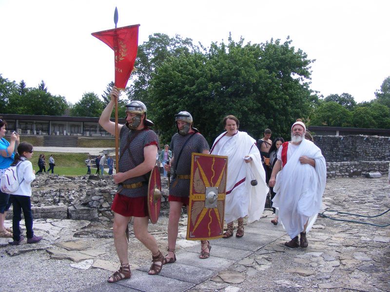 File:Floralia2013Aquincum3.jpg