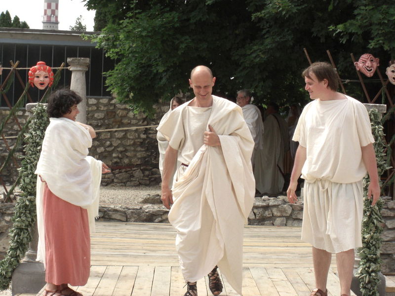 File:Oki presents the republican toga.jpg